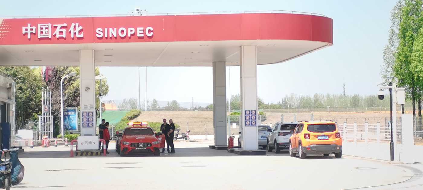 在加油站加油的安全车