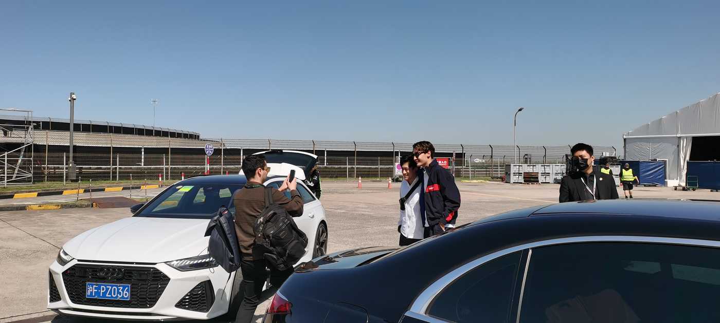 Russell和Zhou入场